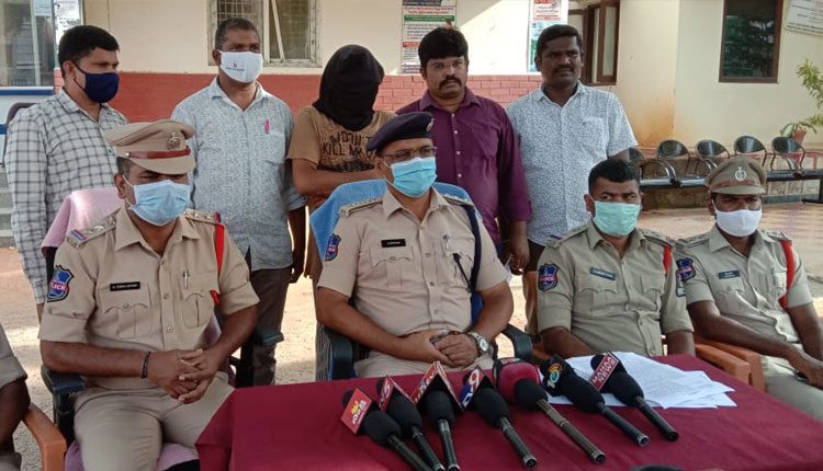 న‌కిలీ బంగారం తాక‌ట్టుపెట్టి ల‌క్ష‌ల్లో రుణాలు.. ఘరానా మోసగాడి అరెస్టు