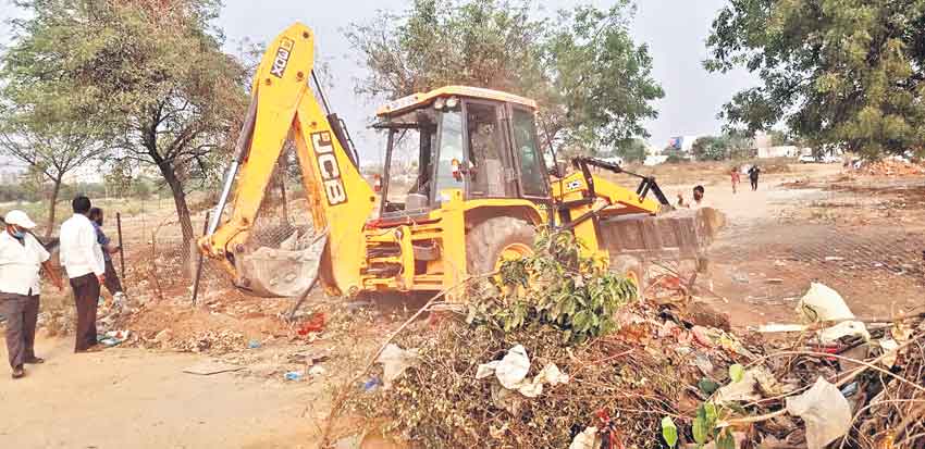 కాప్రాలో ప్రభుత్వ భూమి ఆక్రమణ!