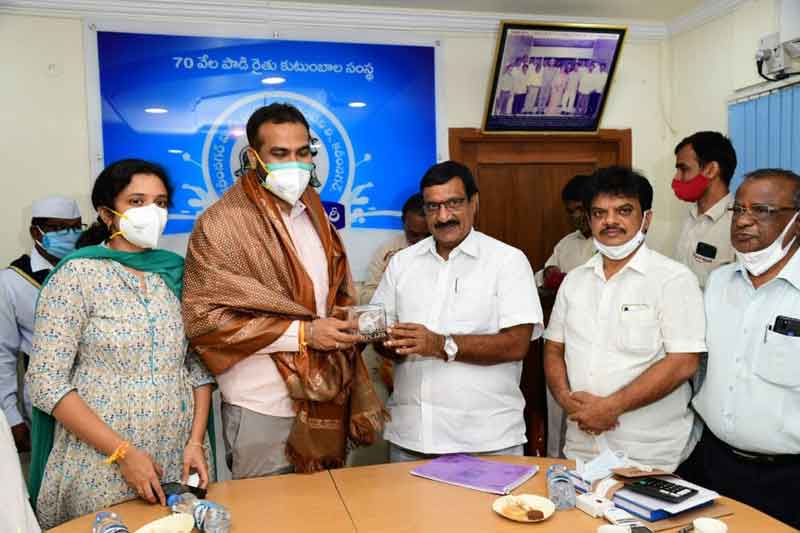 ‘కరీంనగర్‌ డెయిరీ దేశానికే ఆదర్శం’