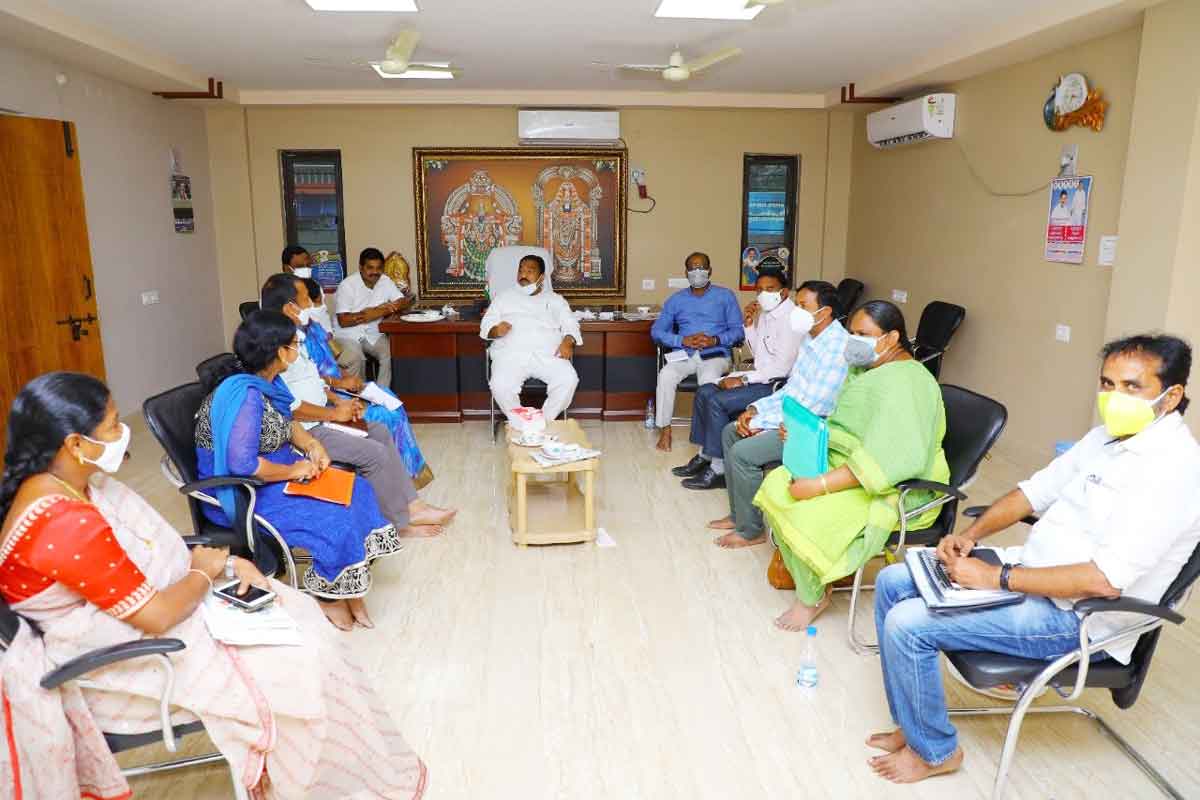 పల్లె ప్రకృతి వనాలపై దృష్టి సారించాలి