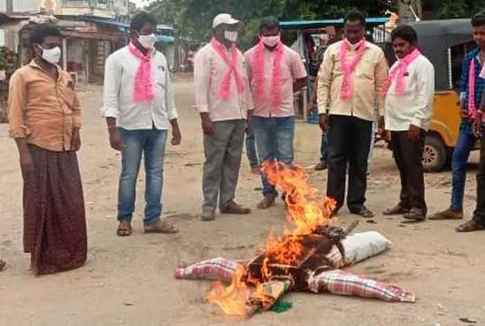 టీఆర్‌ఎస్‌ నాయకుల నిరసన