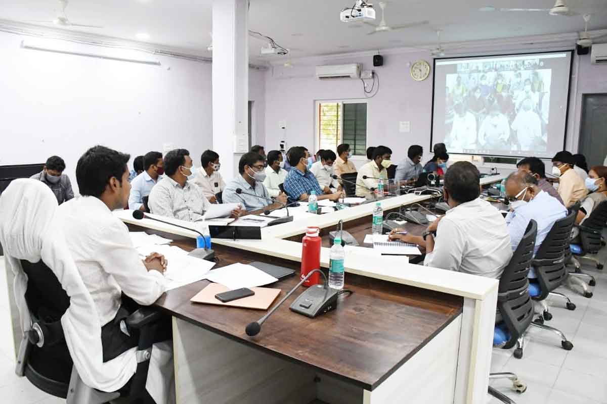 అధికారులు పల్లెనిద్ర చేయాలి