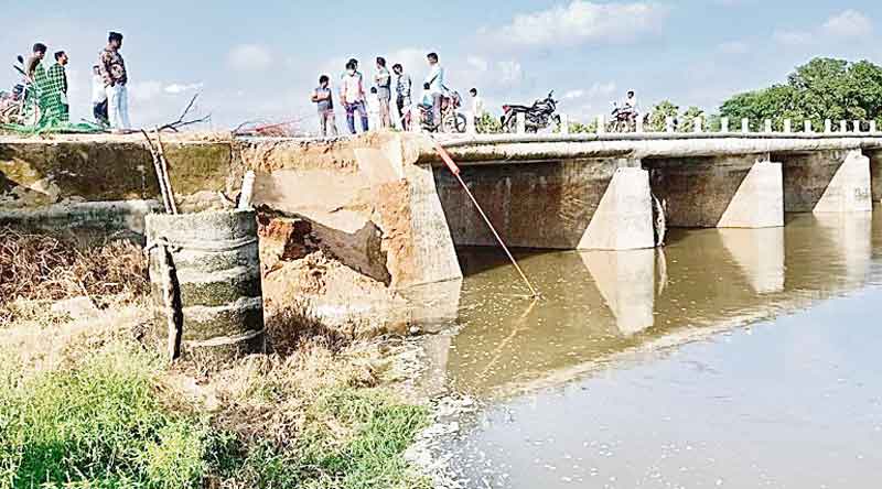 వరద తాకిడికి కూలిన నాళేశ్వర్‌-తల్వేద బ్రిడ్జి అప్రోచ్‌వాల్‌