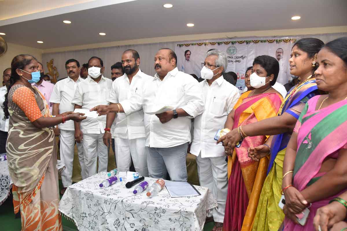 అన్నంపెట్టిన కేసీఆర్‌కు అండగా నిలుద్దాం