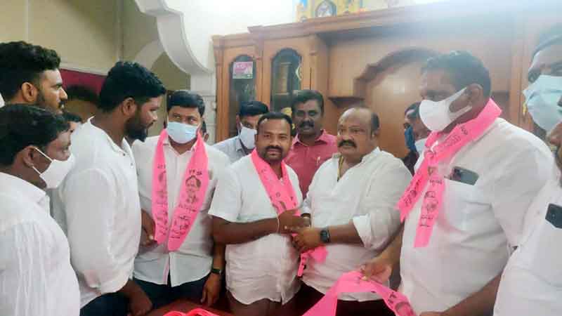 కాషాయ నేతల చూపు.. గులాబీ వైపు