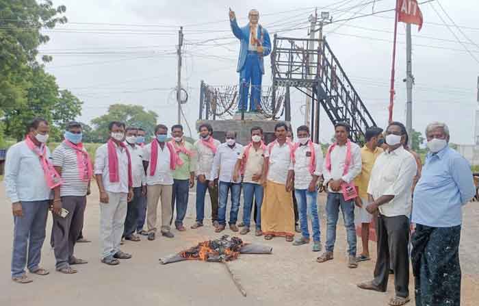 ఈటలపై దళితుల ఆగ్రహ జ్వాల