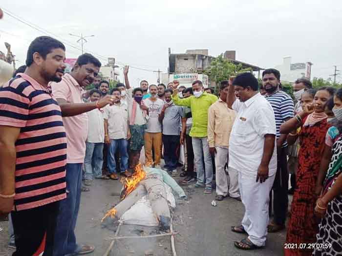 మండిపడ్డ దళిత లోకం