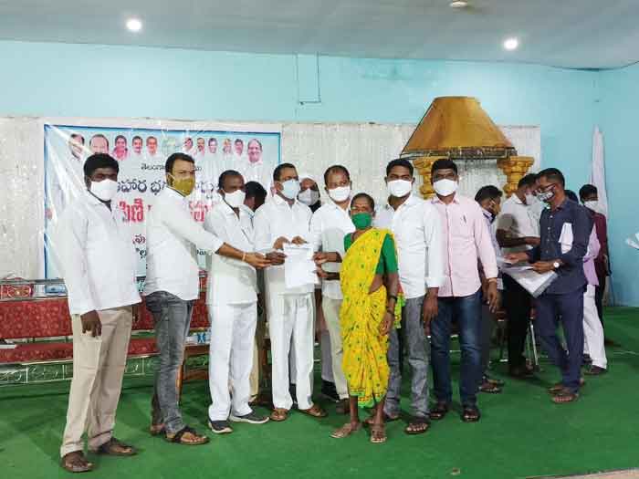 రేషన్‌కార్డుల పంపిణీ