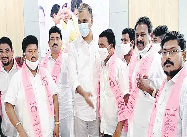 చేరికల జోరు