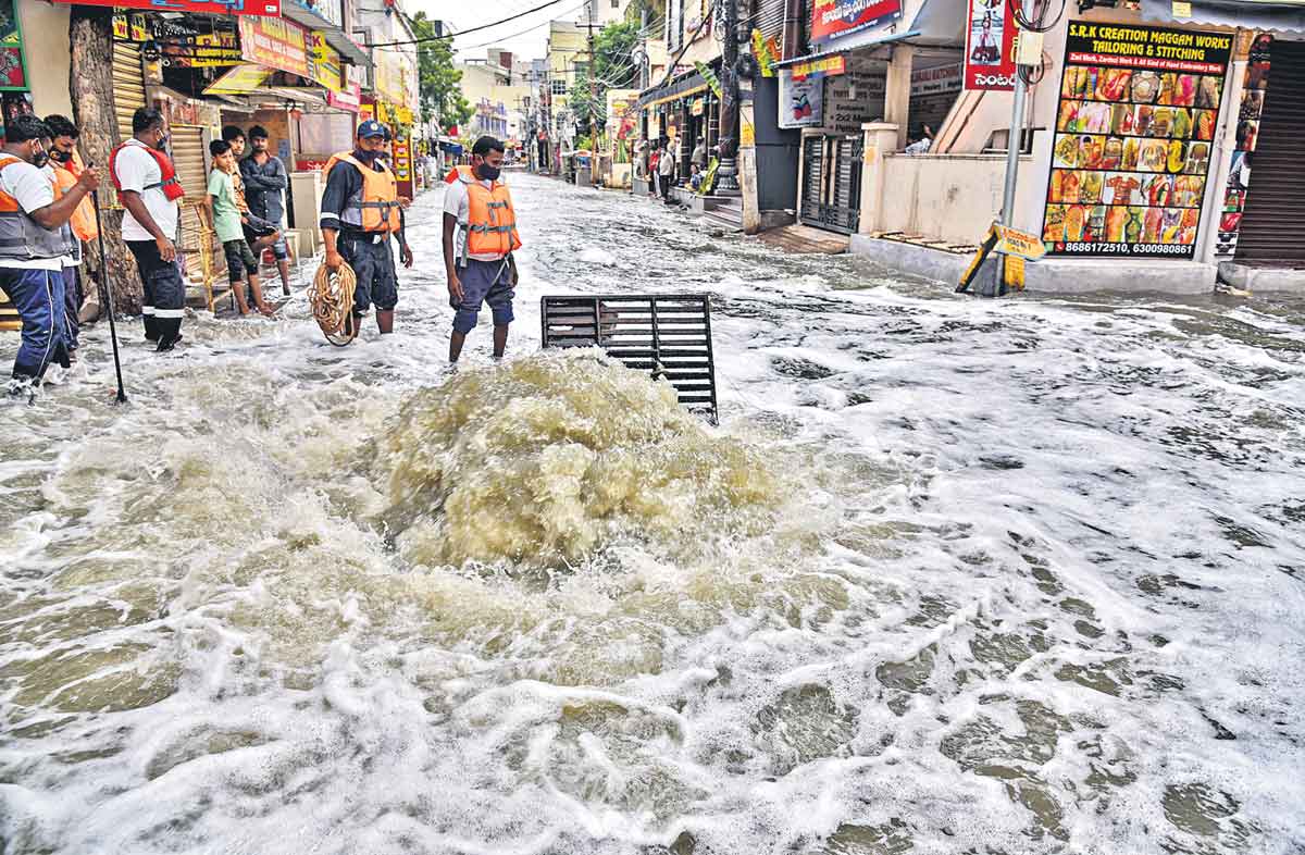 వాన ఆగగానే.. బయటకు వెళ్లకండి..
