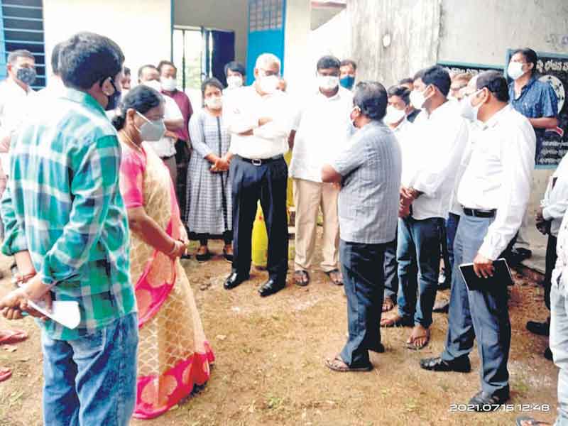 అర్హులందరికీ రేషన్‌ అందించాలి