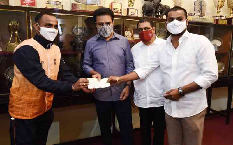 గిరిజన క్రీడాకారుడికి చేయూత