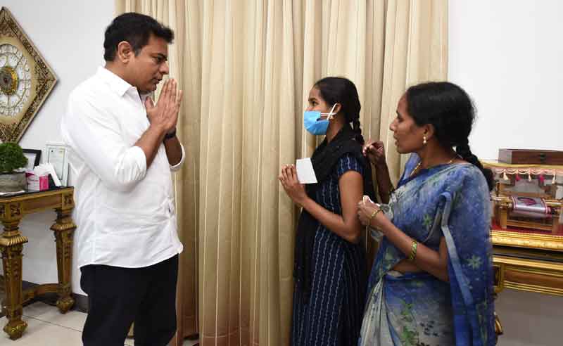 ఐశ్వర్య కుటుంబానికి 2.5 లక్షలు