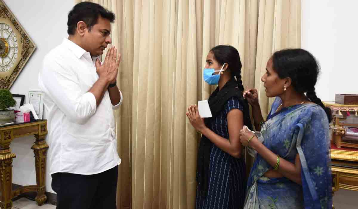 ఐశ్వ‌ర్య కుటుంబానికి కేటీఆర్ ఆర్థిక సాయం