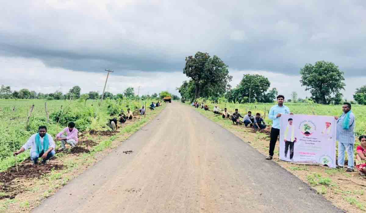 కేటీఆర్ బ‌ర్త్‌డే.. 2 వేల మొక్క‌లు నాటిన ముఖ్రా కే గ్రామం