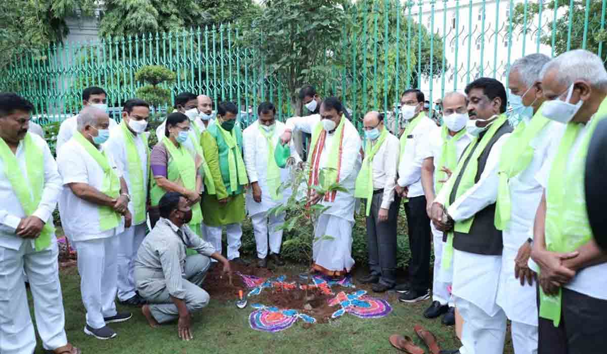 కేటీఆర్ బ‌ర్త్‌డే.. అసెంబ్లీ ఆవ‌ర‌ణ‌లో మొక్క‌లు నాటిన స్పీక‌ర్