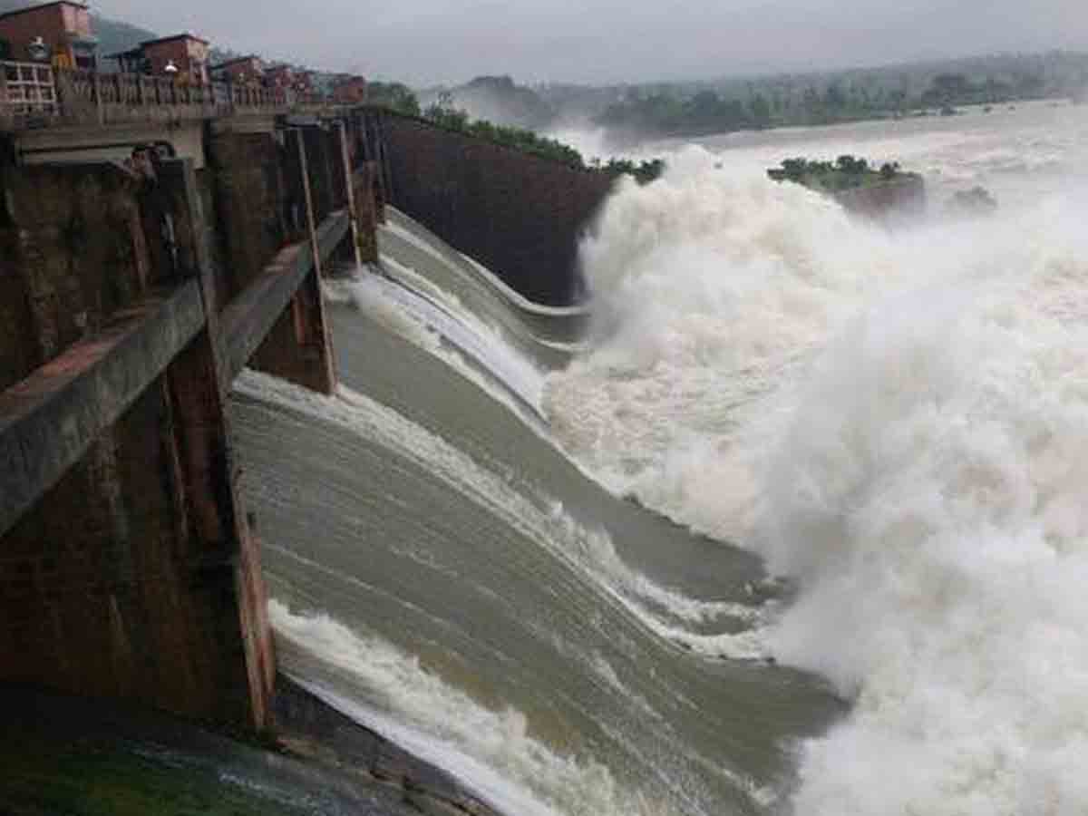 ప్రాజెక్టుల్లోకి కొనసాగుతున్న వరద