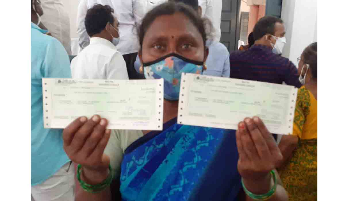 క‌ల్యాణ‌ల‌క్ష్మి చెక్కుల‌ను చూసి మురిసిపోయిన త‌ల్లి