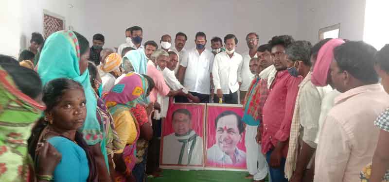 సీఎం, స్పీకర్‌ చిత్రపటాలకు క్షీరాభిషేకం