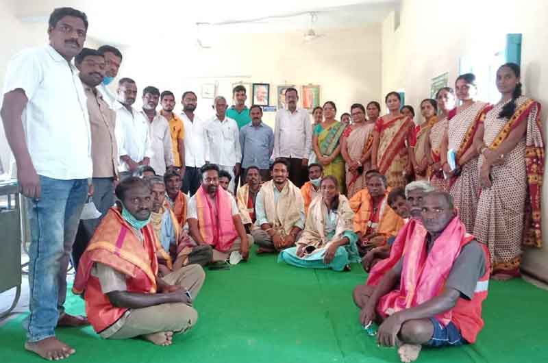 ప్రతి ఒక్కరూ మొక్కలు నాటి సంరక్షించాలి