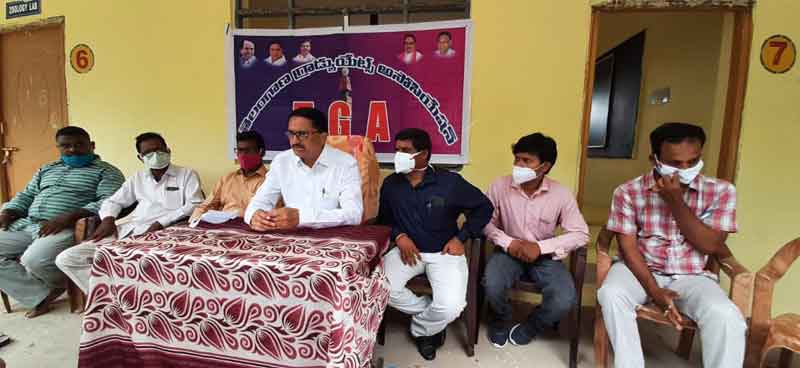 కేసీఆరే మా నాయకుడు