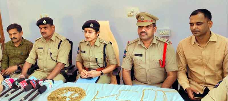 నకిలీ బంగారం విక్రయిస్తూ మోసం