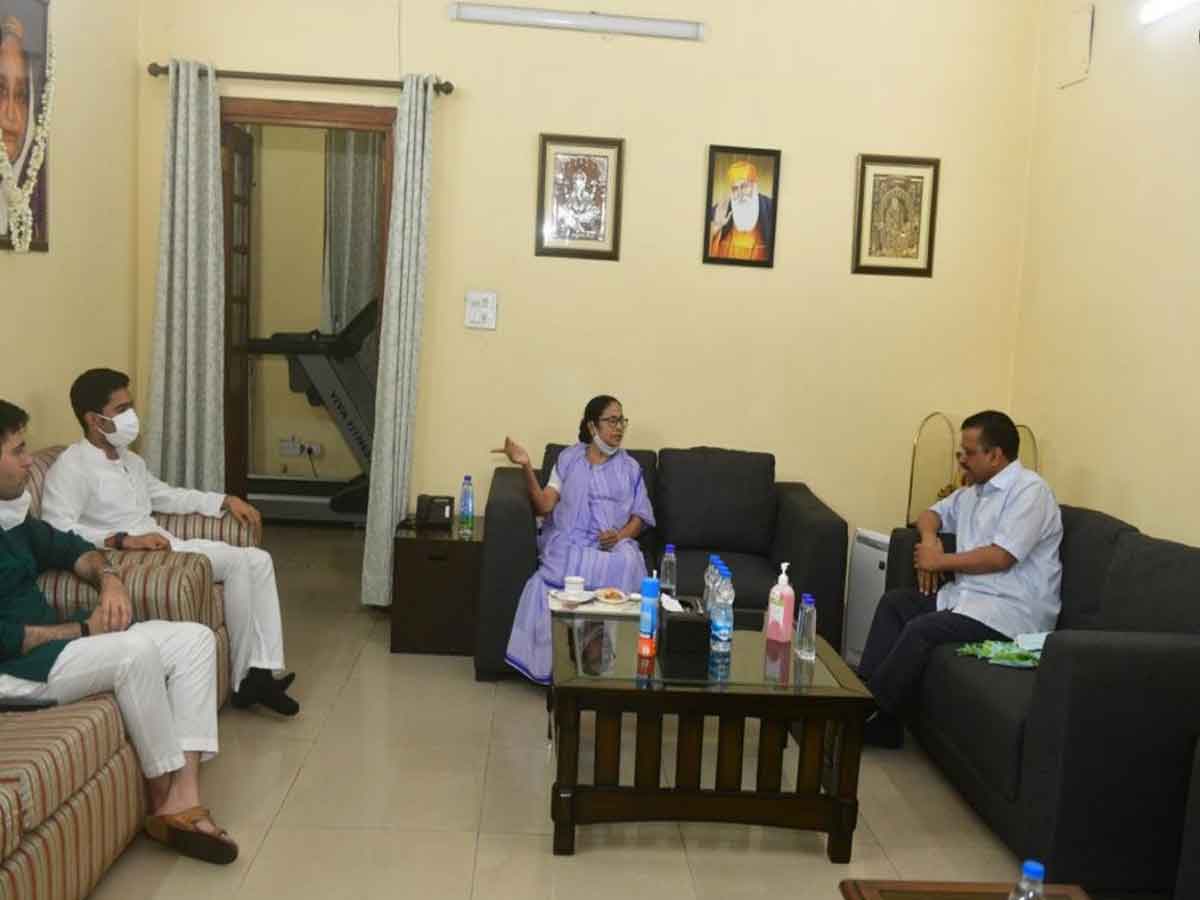ముఖ్యమంత్రులు మమతా బెనర్జీ, అరవింద్‌ కేజ్రీవాల్‌ భేటీ
