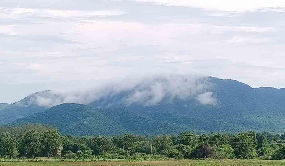 కొండ‌ను అల్లుకున్న ‘మేఘ’ మాల‌