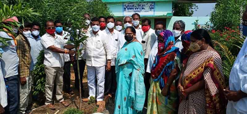 పల్లెలన్నీ పచ్చదనంతో శోభిల్లాలి