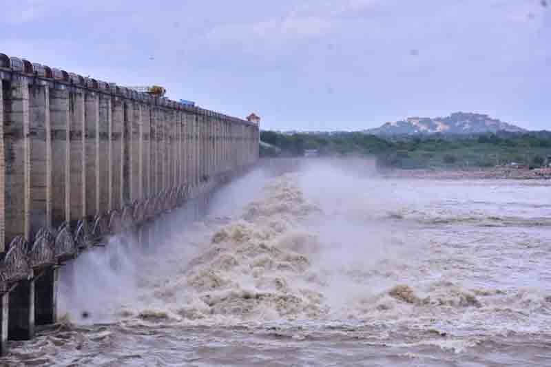 కృష్ణమ్మ పరవళ్లు