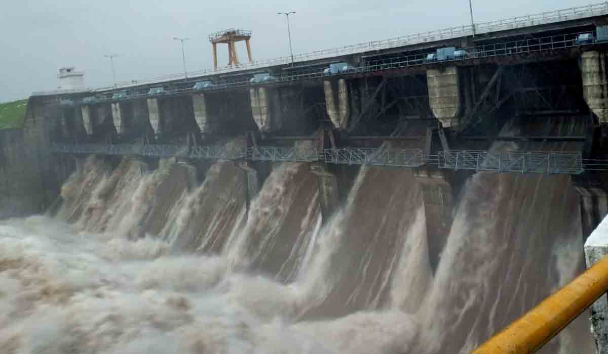 కుమ్రం భీం ప్రాజెక్టు 9 గేట్లు ఎత్తివేత‌