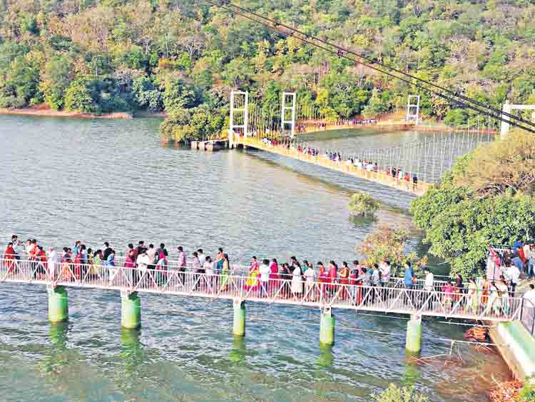 పర్యాటకుల కిటకిట