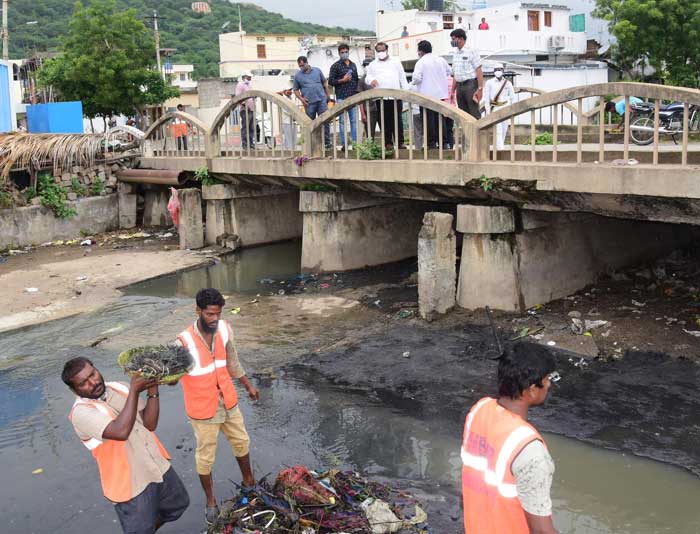 పారిశుధ్యంపై దృష్టి సారించాలి