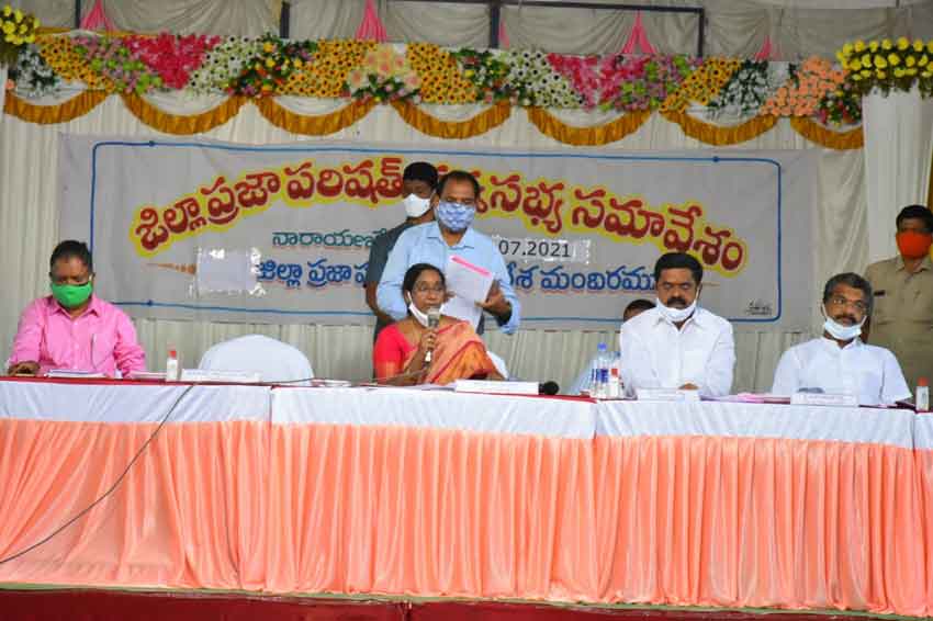 అన్ని రంగాల్లో జిల్లాను ముందు ఉంచాలి