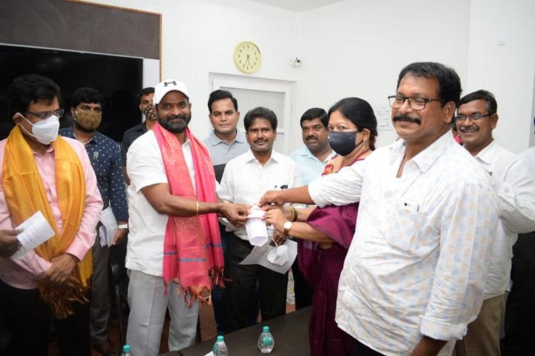 ప్రతి ఇంటి ఆవరణలో మొక్కలు నాటాలి