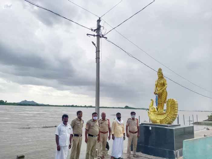 నదీతీరం వెంబడి పోలీసుల నిఘా