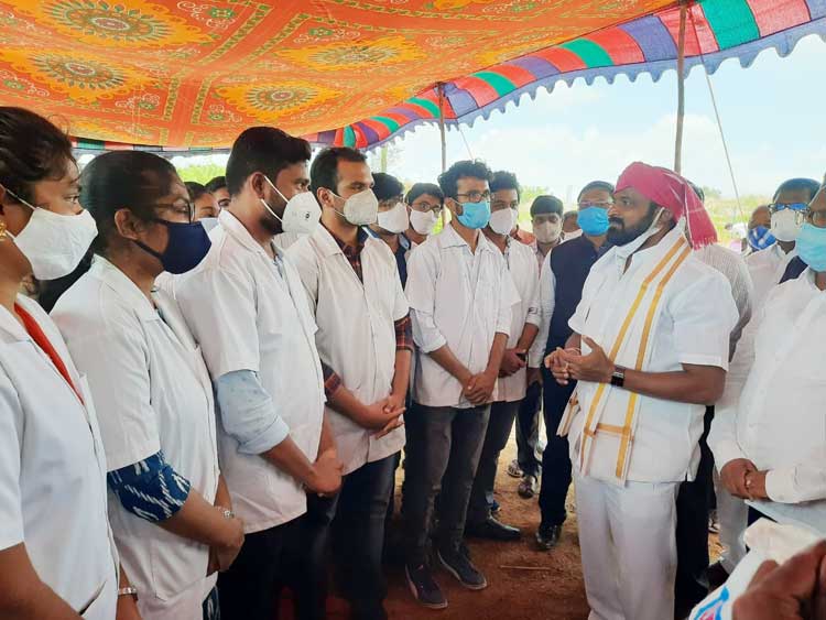 వైద్యులు పేదలకు సేవ చేయాలి