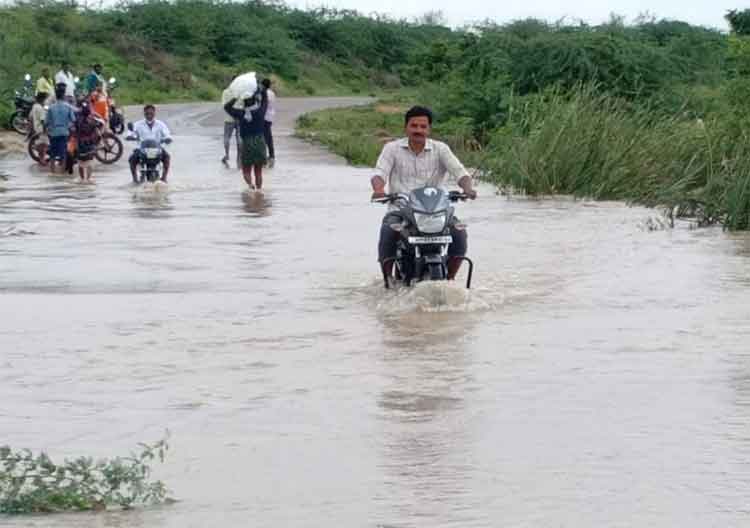 పొంగిపొర్లె..