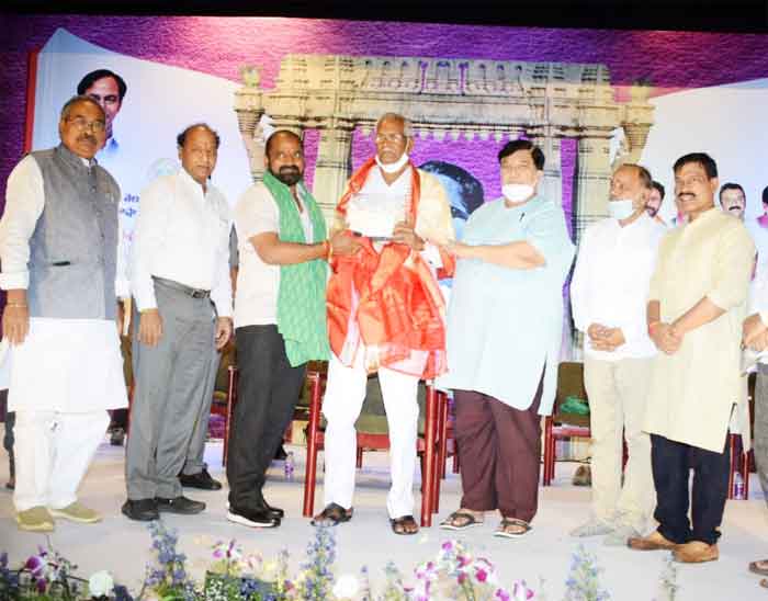 సాహితీ వేత్తకు గౌరవం