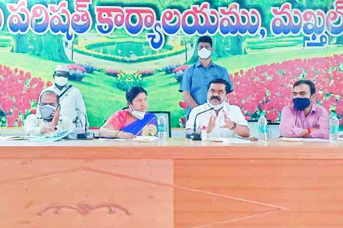 అధికారుల నిర్లక్ష్యంతోనే అభివృద్ధి శూన్యం