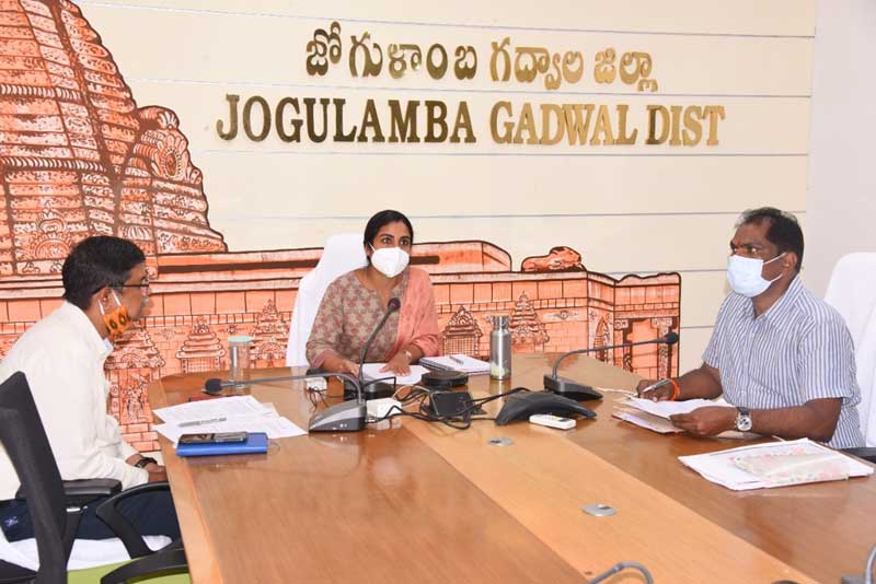 పరిశ్రమల స్థాపనకు ప్రభుత్వ భూమిని గుర్తించాలి