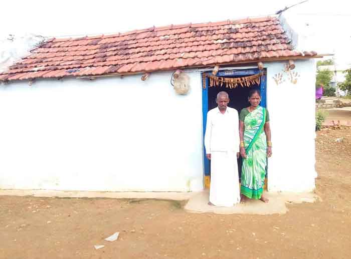 పేద సర్పంచ్‌ మోములో గూడు కల్పించిన ‘గిఫ్ట్‌ ఏ స్మైల్‌’