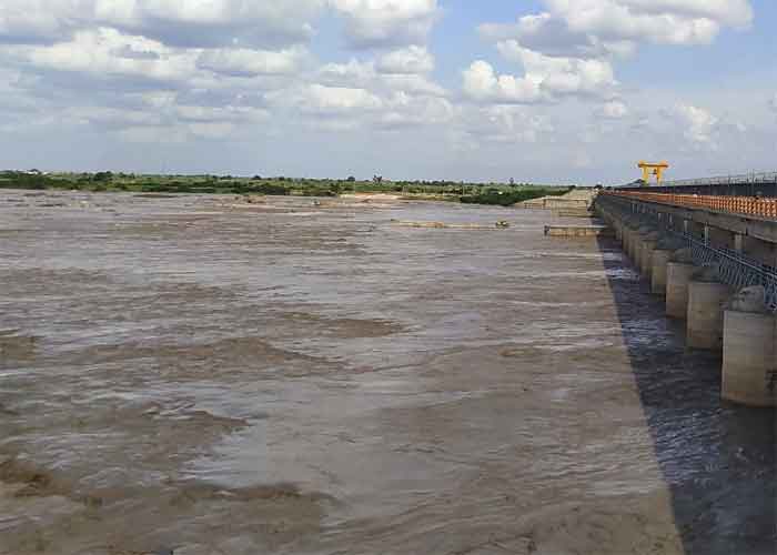 నిండుకుండలా శ్రీశైలం ప్రాజెక్టు