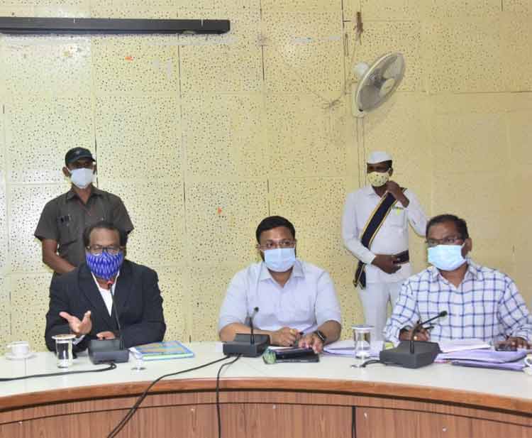 అభివృద్ధి పనుల్లో వేగం పెంచాలి