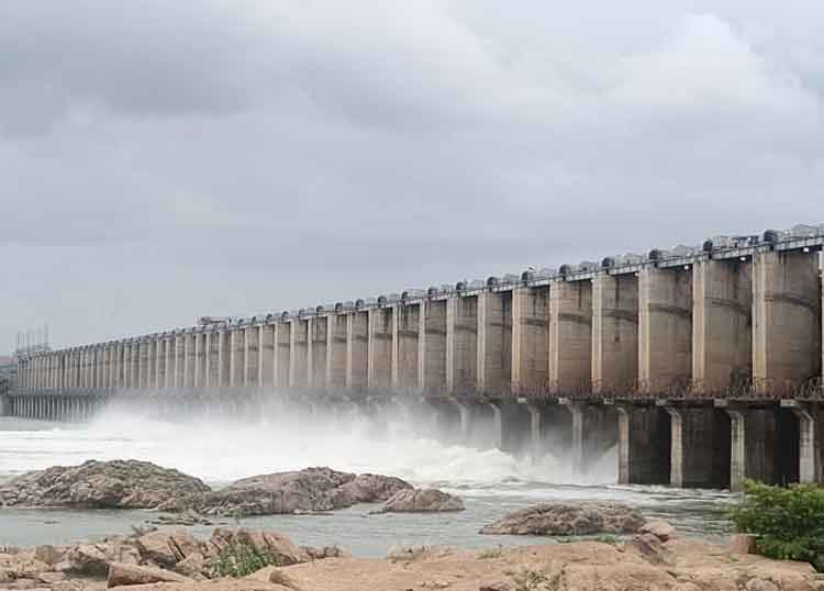 శ్రీశైలానికి లక్షన్నర క్యూసెక్కులు