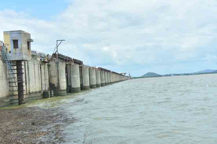 జూరాల ప్రాజెక్టుకు భారీగా వరద