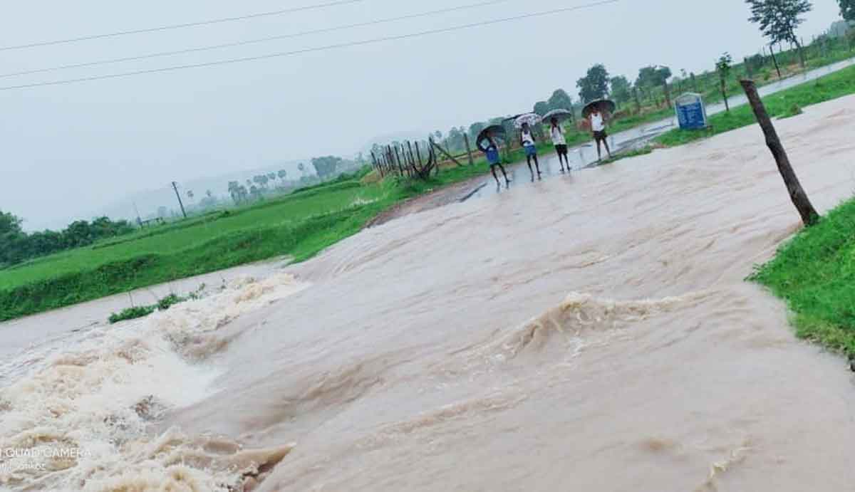 వదలని వాన.. మూడు రోజులుగా జోరుగా వర్షం