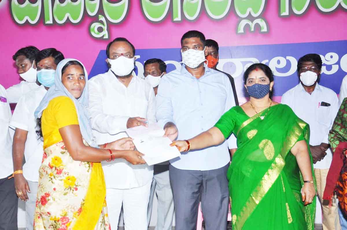 గడువులోగా పనులు పూర్తి చేయాలి