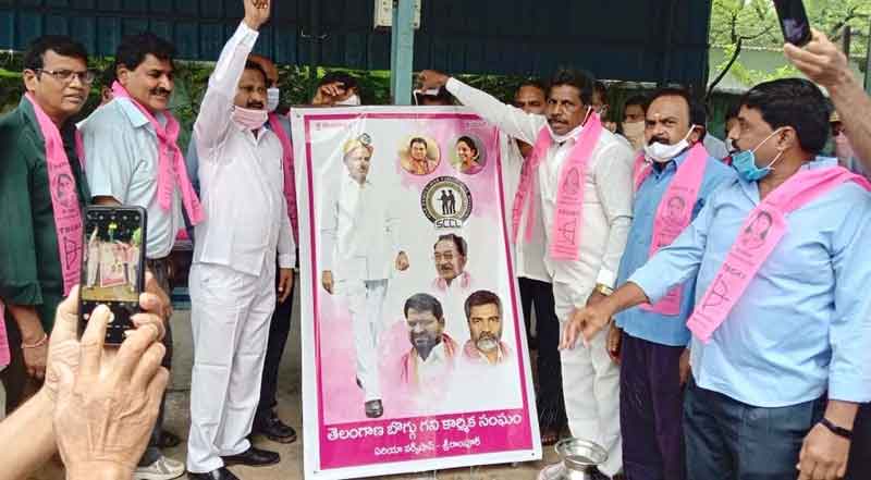 సీఎం కేసీఆర్‌ చిత్రపటానికి పాలాభిషేకం