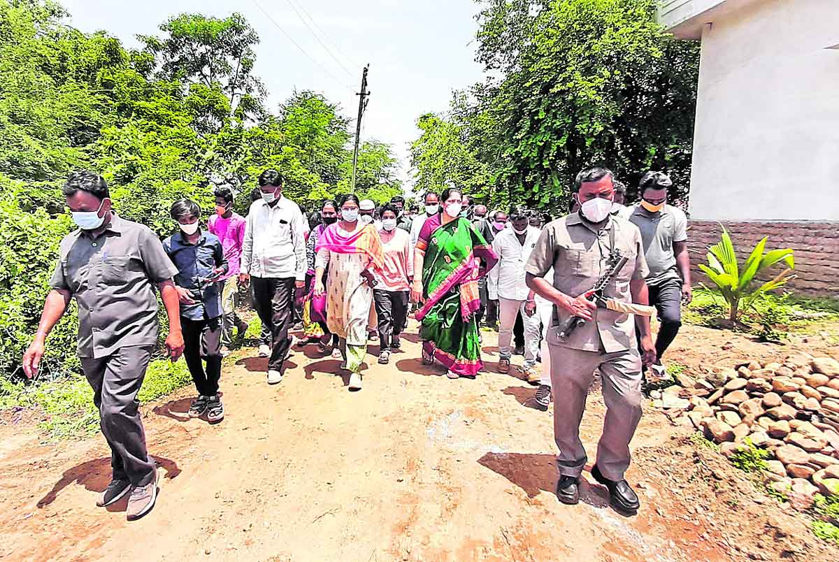 సమస్యలు తెలుసుకుంటూపరిష్కారం చూపుతూ..